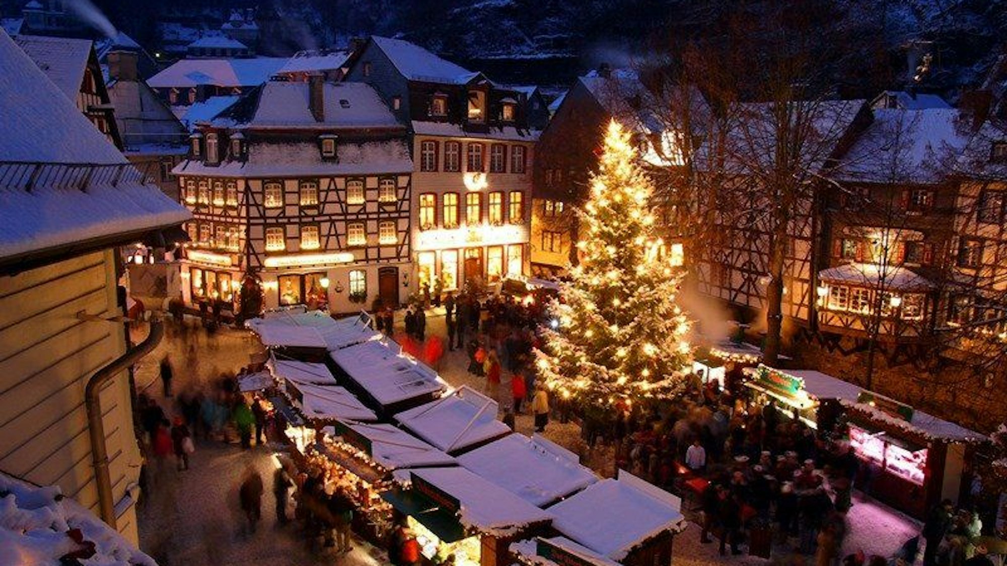 Im Lichterglanz: Weihnachtsmarkt in Monschau.