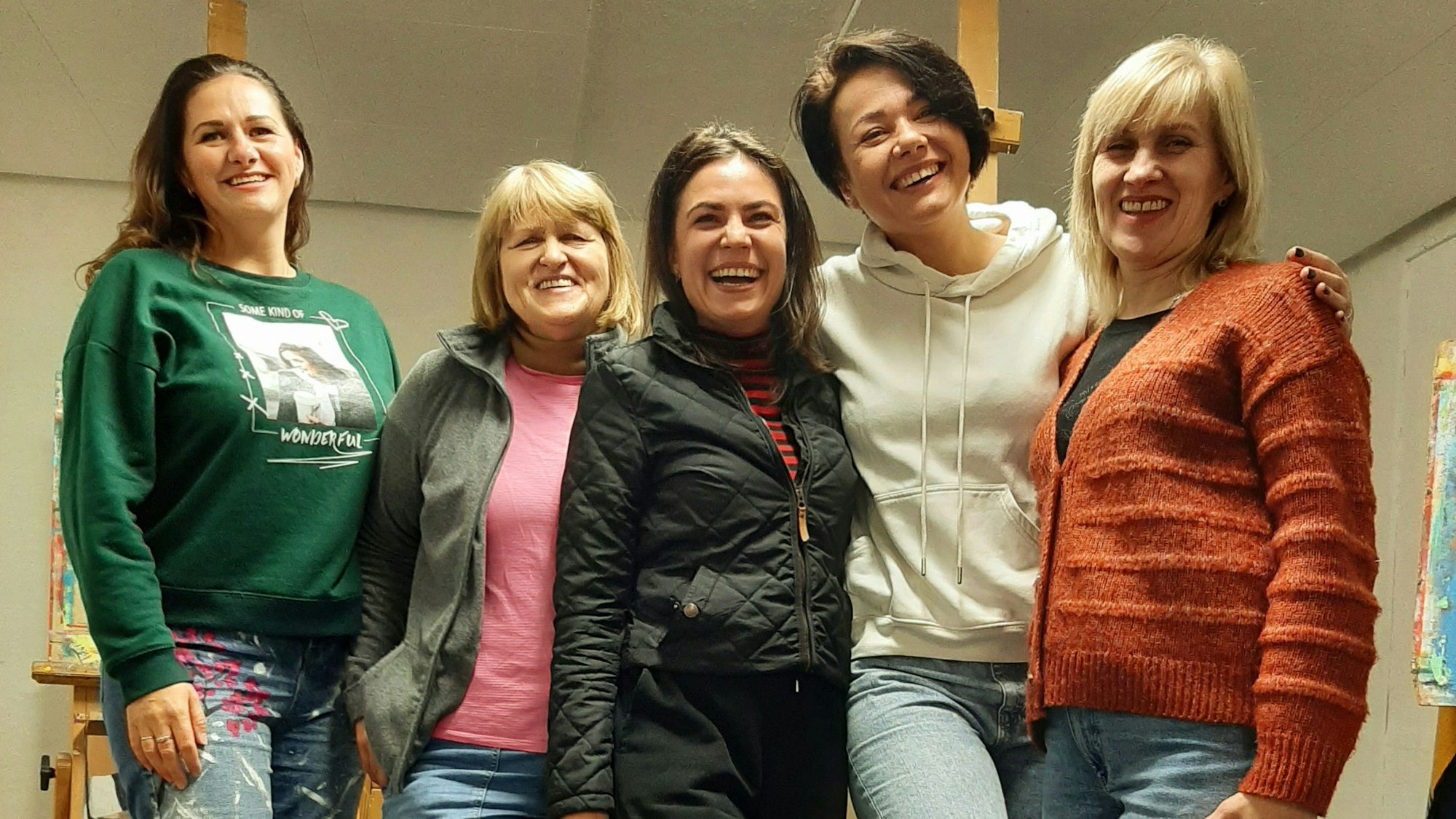 Die Ukrainerinnen (v.l.) Bilozin Liubov, Nadiia Shepel, Viktoriia Zhevlova, Olha Bocharova und Laryssa Abushaieva sind nach ihrer Flucht vor dem Krieg in der Ukraine in Leverkusen gelandet, sind Teil einer Malgruppe der ebenfalls aus der Ukraine stammenden Künstlerin Elena Büchel im Opladener Künstlerbunker und gehen am kommenden Montag, 20. November, zum nach Leverkusen in die Bay-Arena verlegten Qualifikationsspiel zur Fußball-Europameisterschaft 2024 zwischen der Ukraine und Italien.