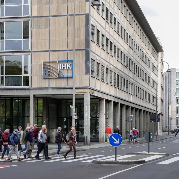 Der Stammsitz der IHK Köln (links)