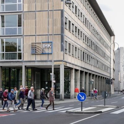 Der Stammsitz der IHK Köln (links)