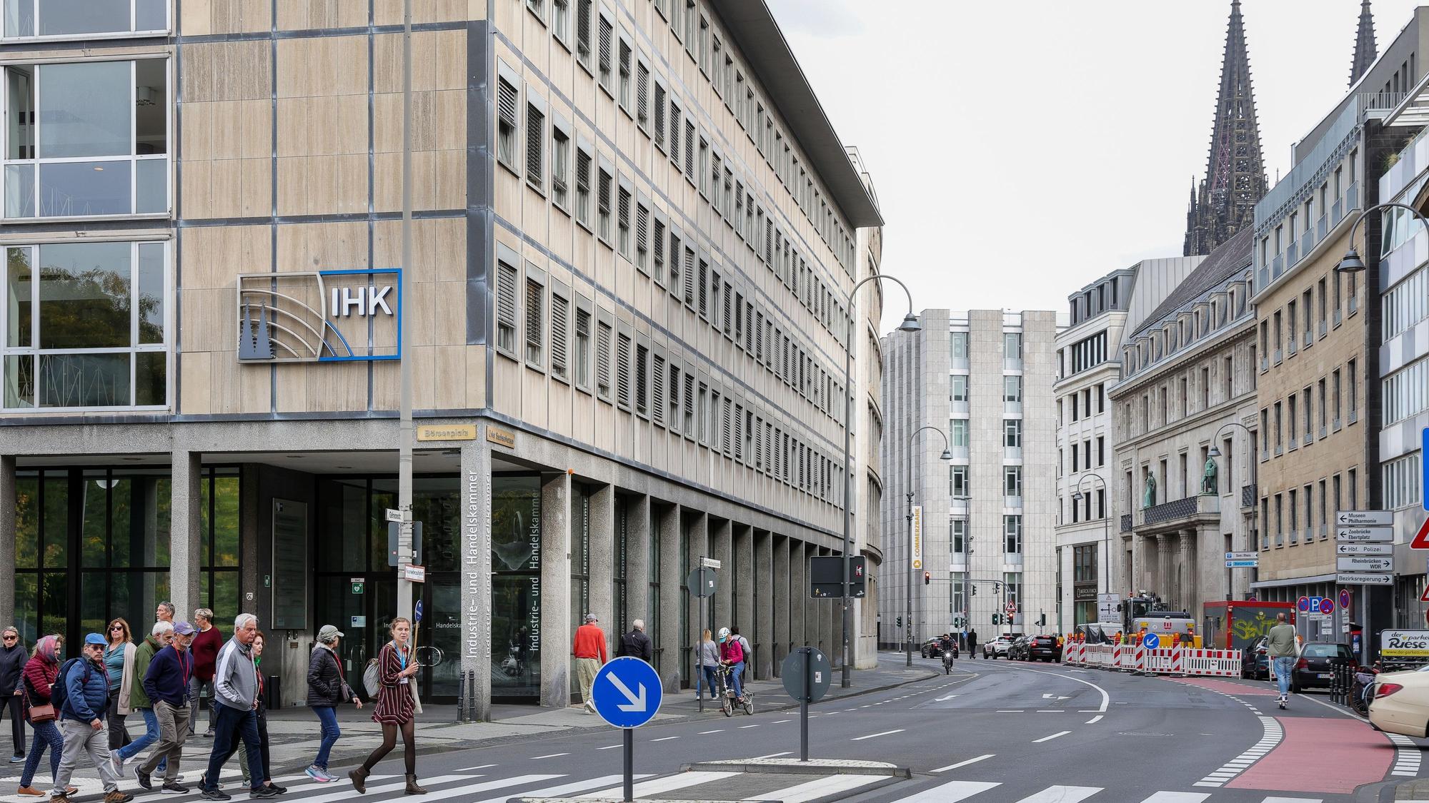 Der Stammsitz der IHK Köln (links)