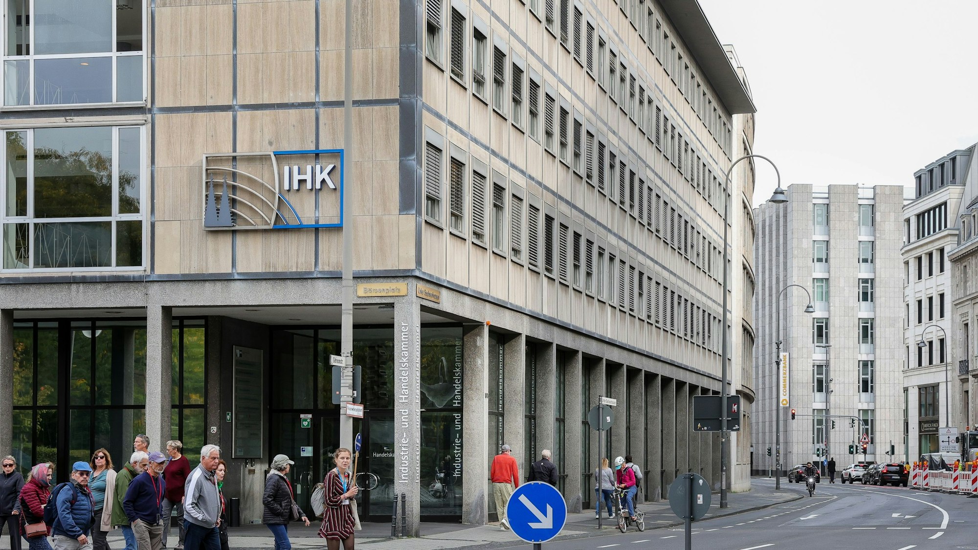 04.10.2023, Köln: Außenansichten des Commerzbankgebäudes an der Kreuzung Unter Sachsenhausen/ Tunisstraße und dem Gebäude der IHK Köln.
Das Gebäude soll für mehrere Jahre Ausweichquartier der IHK Köln werden, während das IHK-Gebäude saniert wird.
Foto: Michael Bause