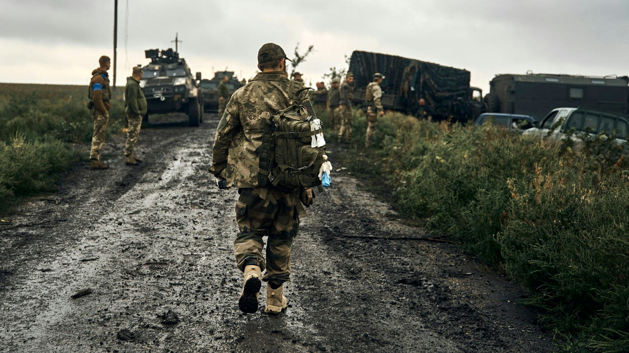 Ukrainische Soldaten stehen auf einer Landstraße. Zuletzt gelang der ukrainischen Armee ein Durchburch am Dnipro.