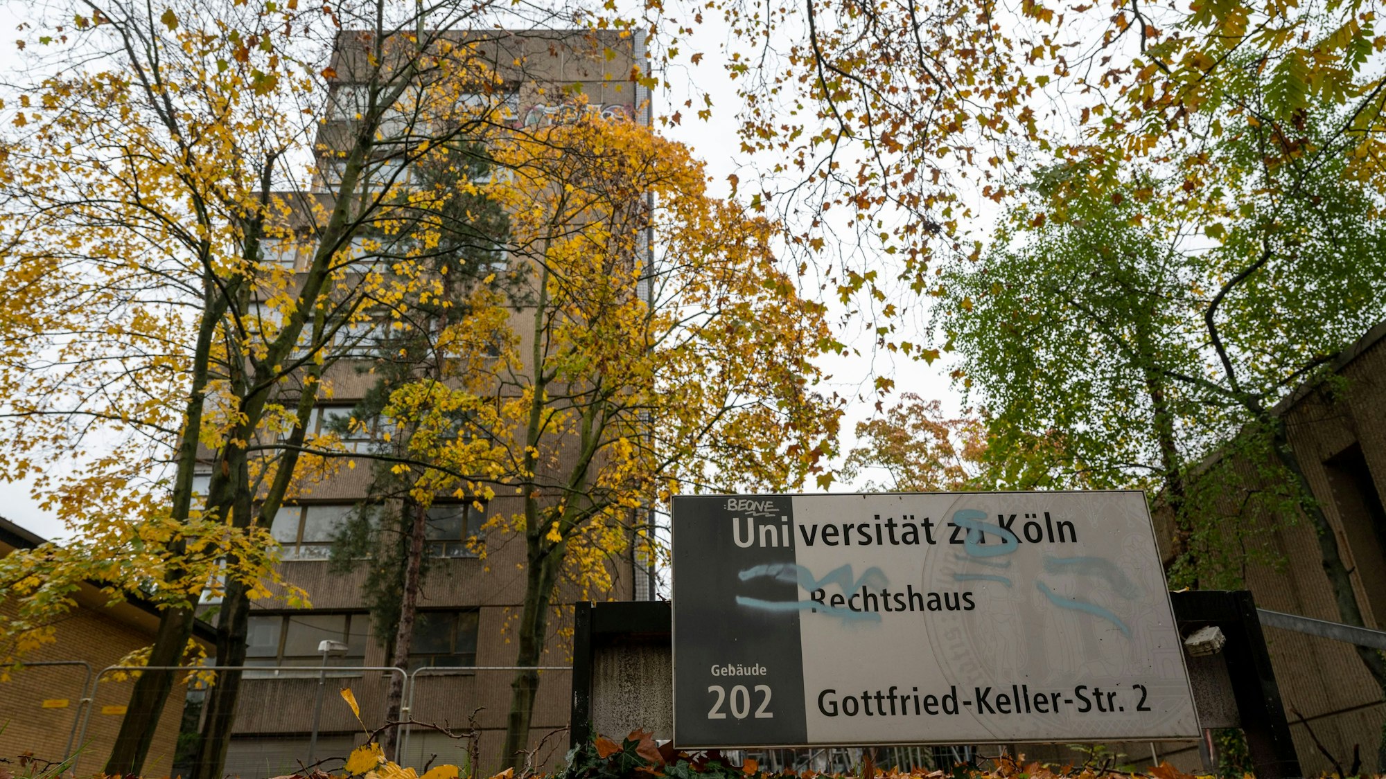Umzäunter Turm des Rechtshauses der Uni Köln