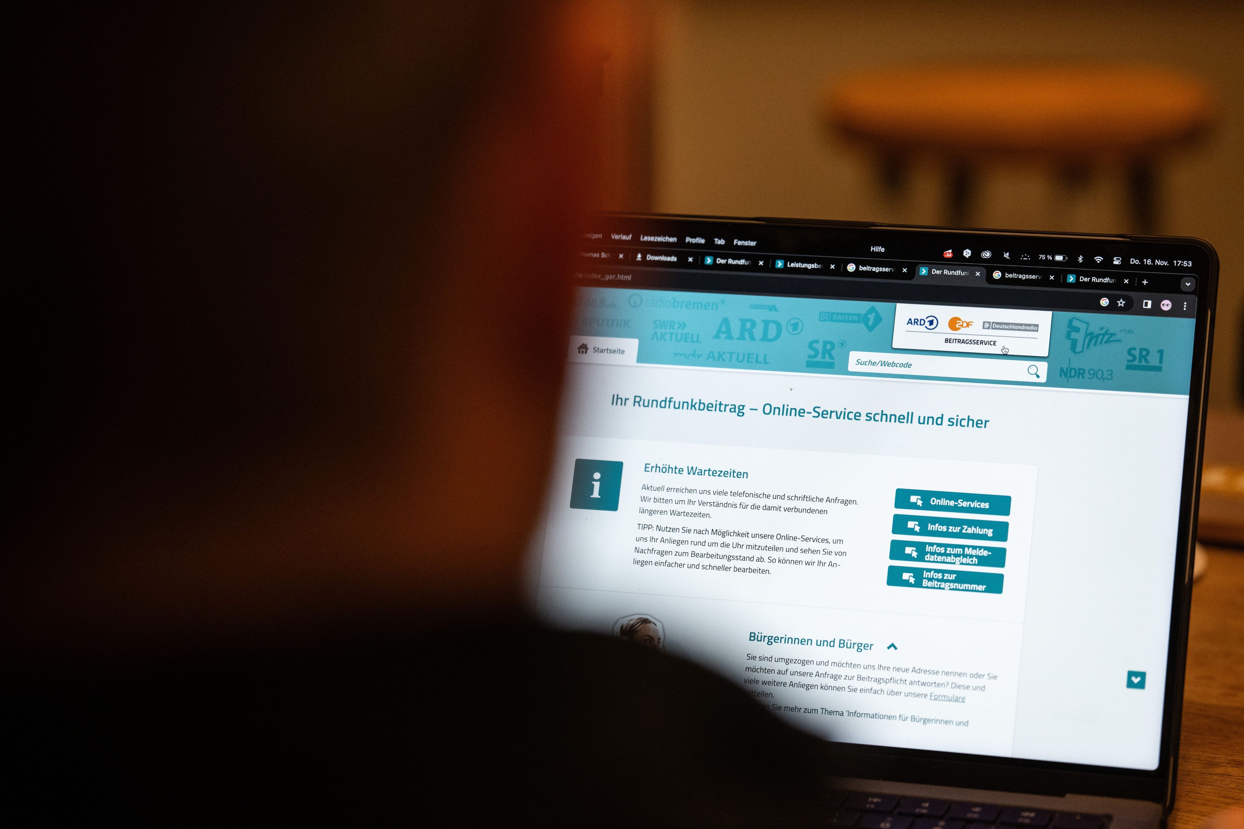 ARCHIV - 16.11.2023, Berlin: Blick auf einen Computer mit geöffneter Webseite des Beitragsservice.