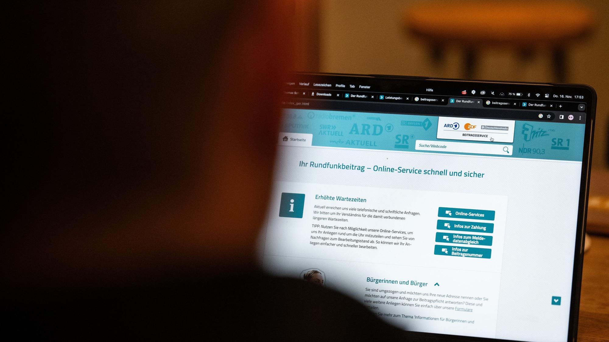 ARCHIV - 16.11.2023, Berlin: Blick auf einen Computer mit geöffneter Webseite des Beitragsservice.