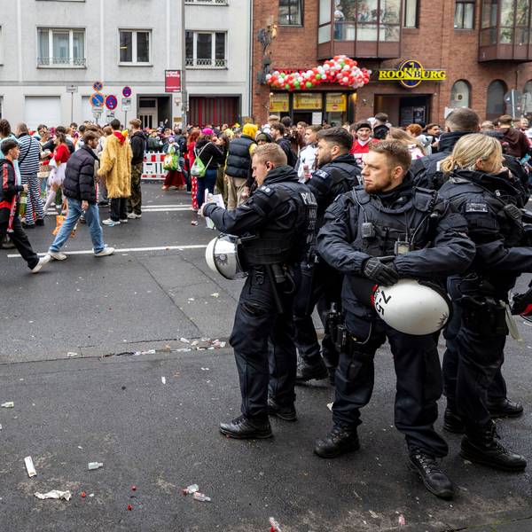 Polizeibeamte stehen am 11.11.2023 auf der Roonstraße.