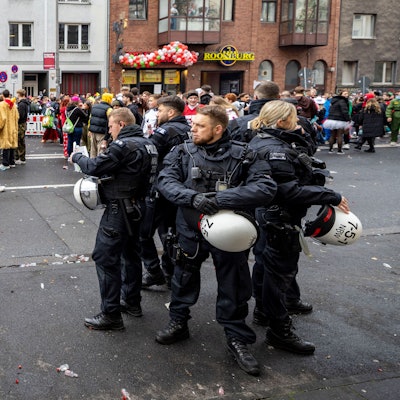Polizeibeamte stehen am 11.11.2023 auf der Roonstraße.