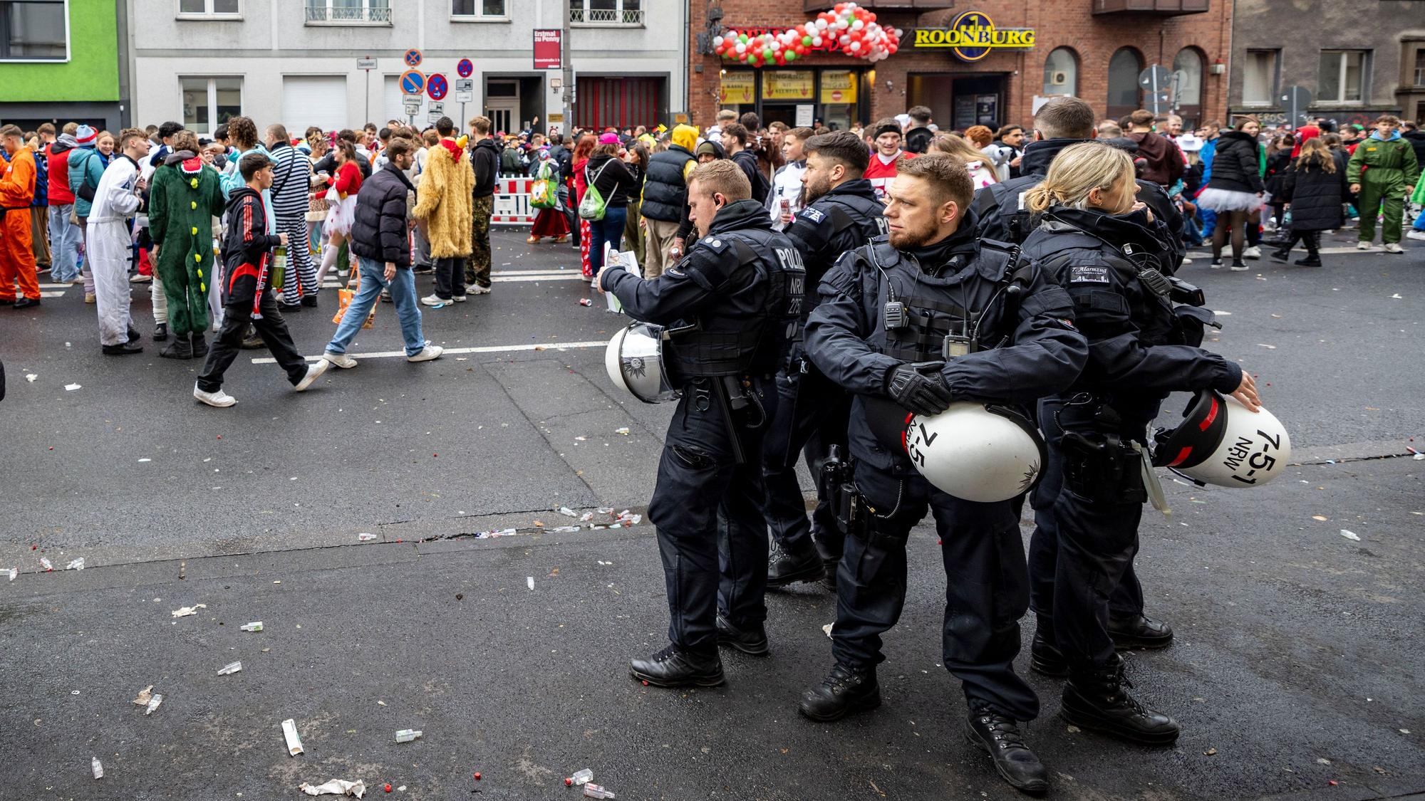 Polizeibeamte stehen am 11.11.2023 auf der Roonstraße.