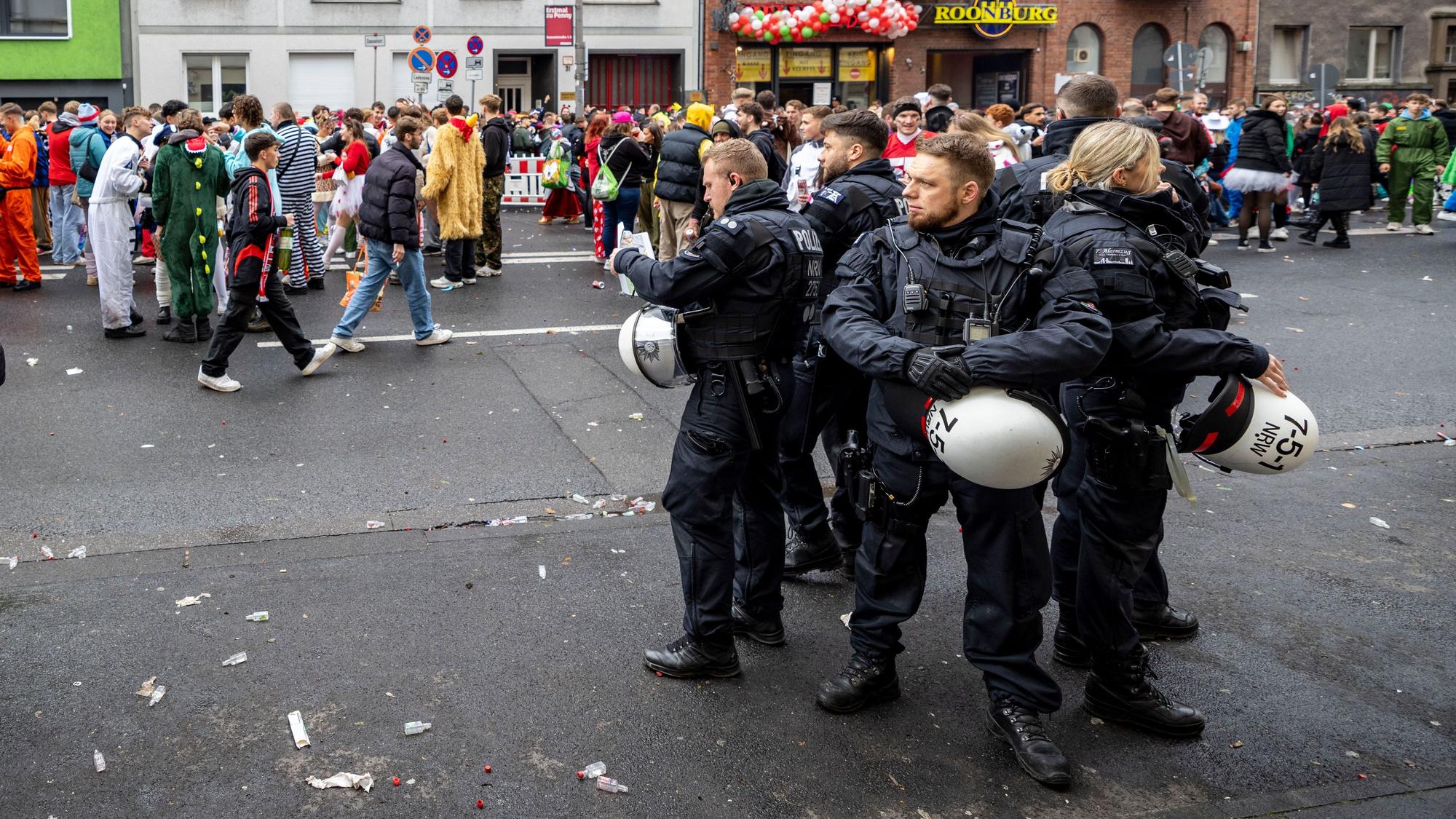 Polizeibeamte stehen auf der Zülpicher Straße schon vor dem offiziellen Start der Karnevalssaison am 11.11. um 11.11 Uhr.