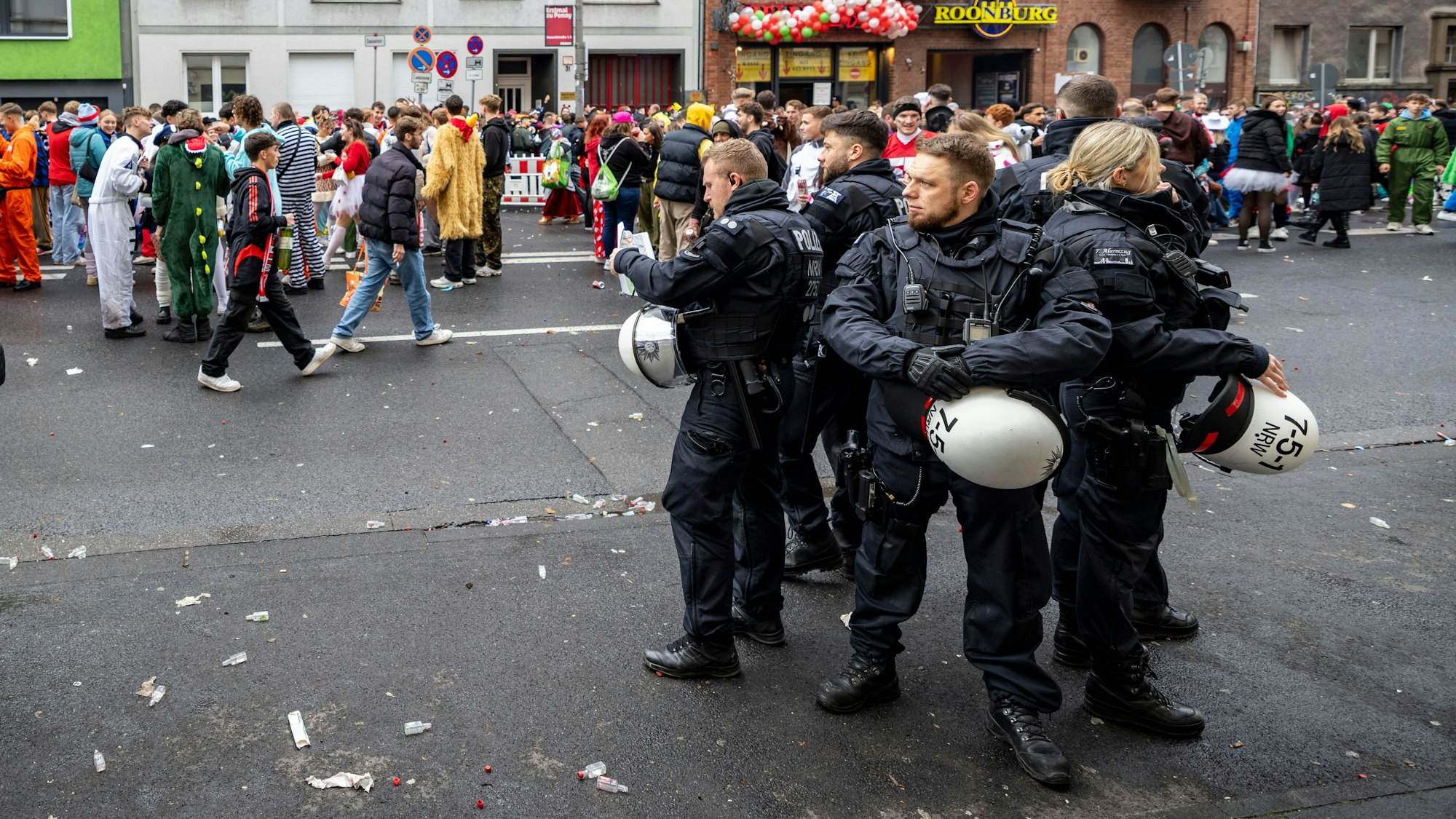 Polizeibeamte stehen auf der Zülpicher Straße schon vor dem offiziellen Start der Karnevalssaison am 11.11. um 11.11 Uhr.