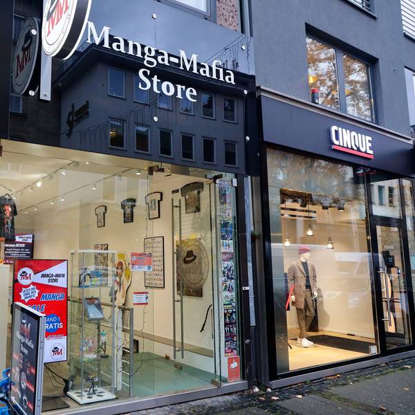 Zwischen Markengeschäften hat sich ein Manga-Store angesiedelt.