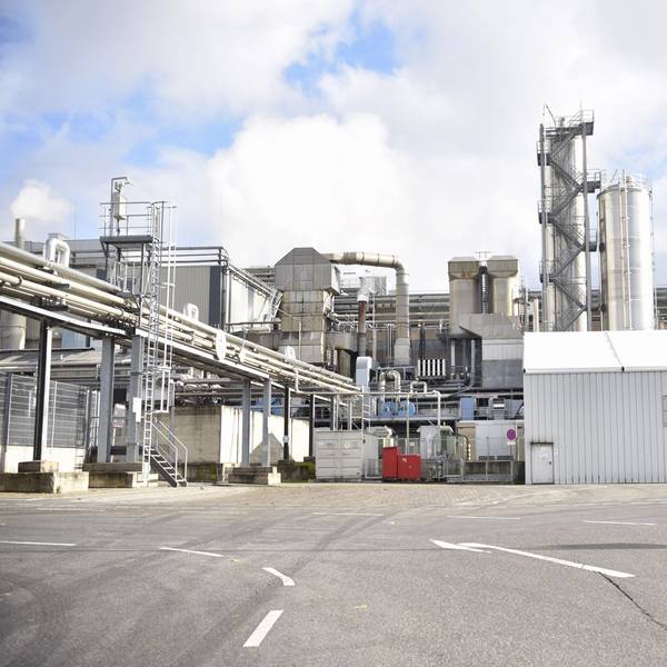 Das Bild zeigt eine Fabrik, auf einem Schild steht in großen Buchstaben Smurfit Kappa.