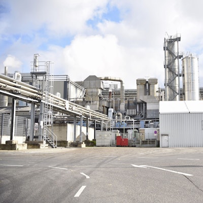 Das Bild zeigt eine Fabrik, auf einem Schild steht in großen Buchstaben Smurfit Kappa.