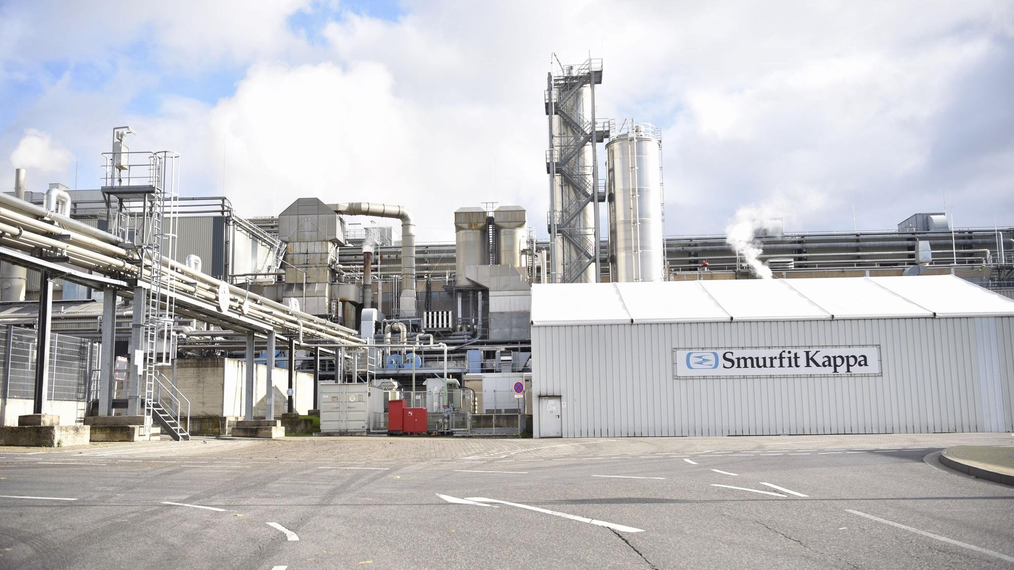 Das Bild zeigt Anlagen der Fabrik mit dem Schriftzug Smurfit Kappa.