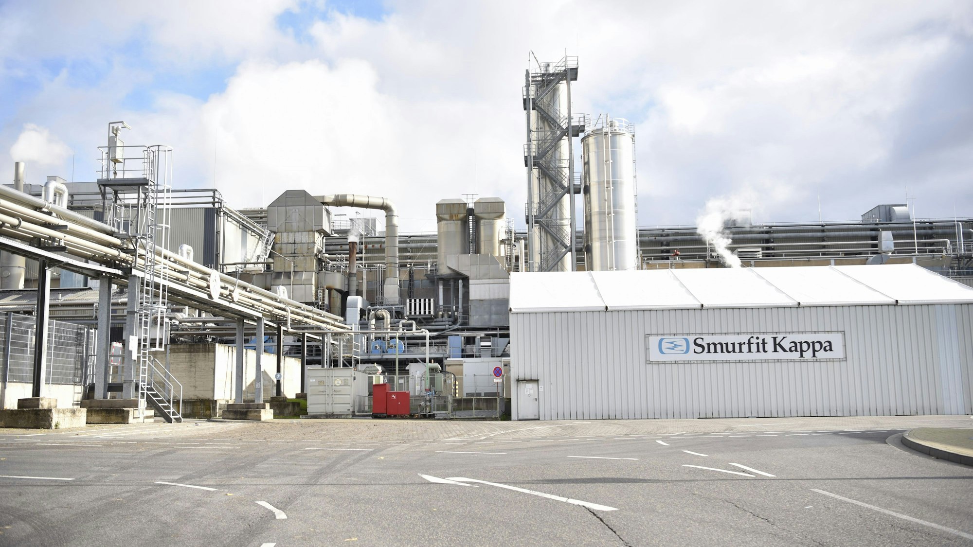Das Bild zeigt Anlagen der Fabrik mit dem Schriftzug Smurfit Kappa.