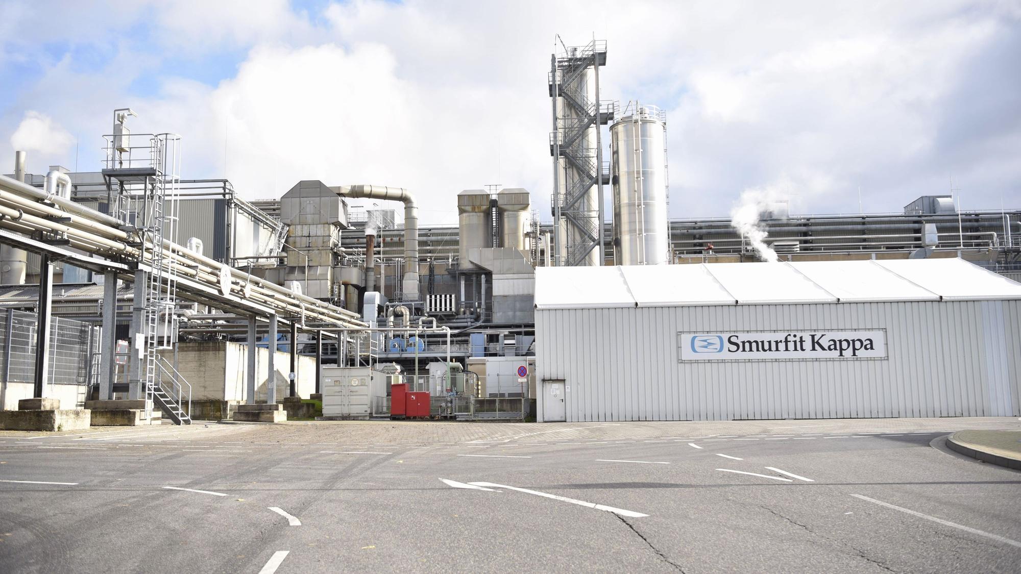 Das Bild zeigt eine Fabrik, auf einem Schild steht in großen Buchstaben Smurfit Kappa.