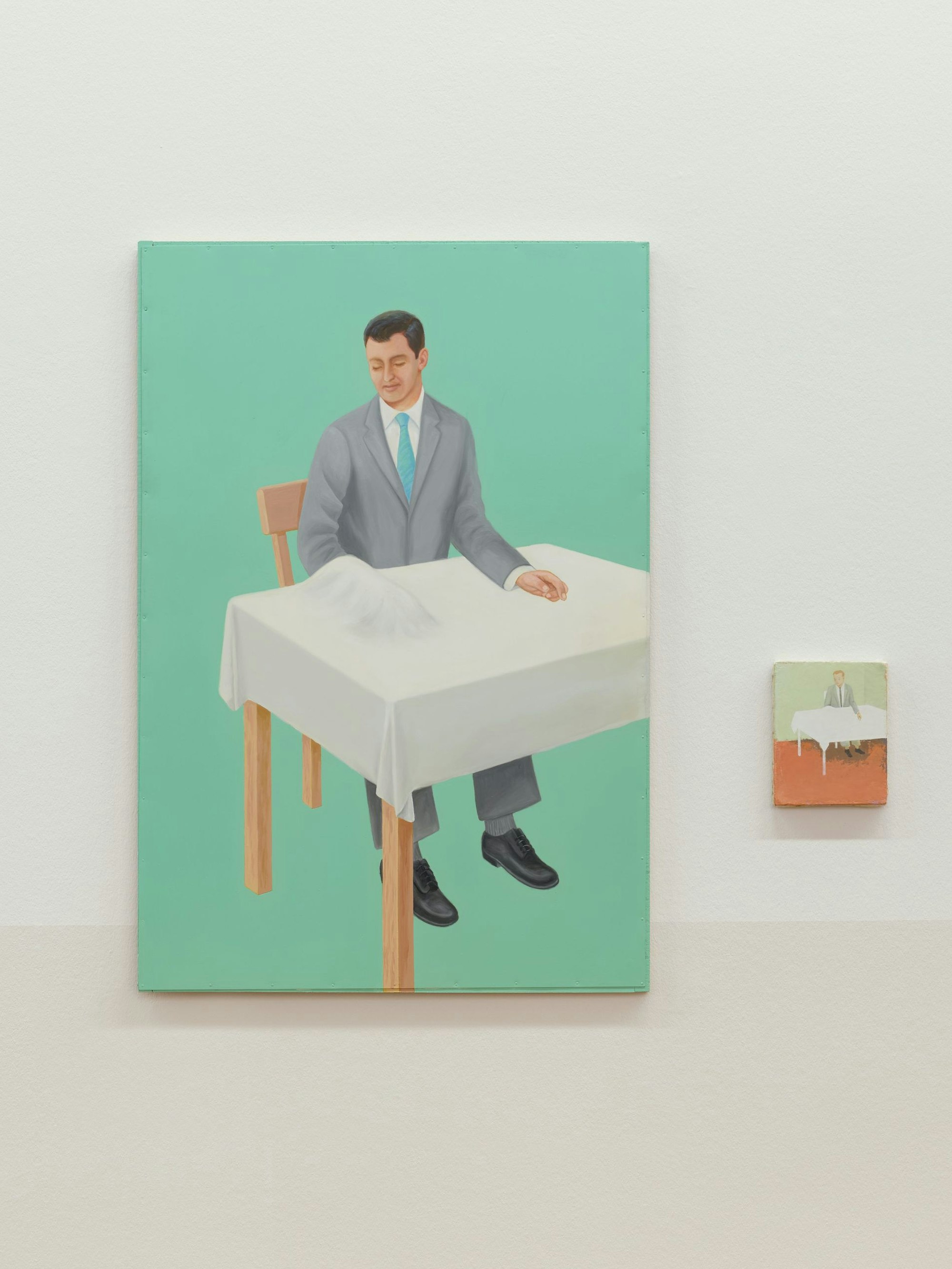 Zwei Bilder hängen nebeneinander an der Wand.