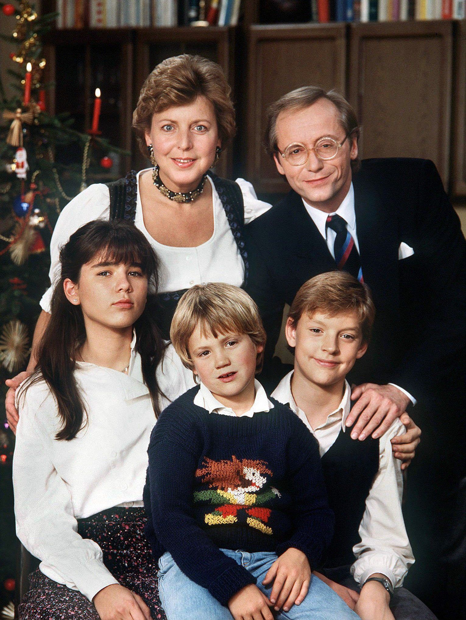 HANDOUT - 01.01.1985, Nordrhein-Westfalen, Köln: ARCHIV - Helga Beimer (Marie-Luise Marjan) mit ihrem ersten Mann Hans (Joachim Hermann Luger) und ihren Kindern (l-r) Marion (Ina Bleiweiß), Klausi (Moritz A. Sachs) und Benny (Christian Kahrmann). Seine berühmteste Rolle hatte er in der «Lindenstraße»: Christian Kahrmann. Am 19. Juni wird der Schauspieler, der als Benny Beimer in der «Lindenstraße» bekannt wurde, 50 Jahre alt. (zu dpa "Der Mann, der Benny Beimer war: Christian Kahrmann wird 50") Foto: -/WDR/dpa - ACHTUNG: Nur zur redaktionellen Verwendung im Zusammenhang mit der Berichterstattung "Der Mann, der Benny Beimer war: Christian Kahrmann wird 50" die Sendung und nur mit vollständiger Nennung des vorstehenden Credits +++ dpa-Bildfunk +++