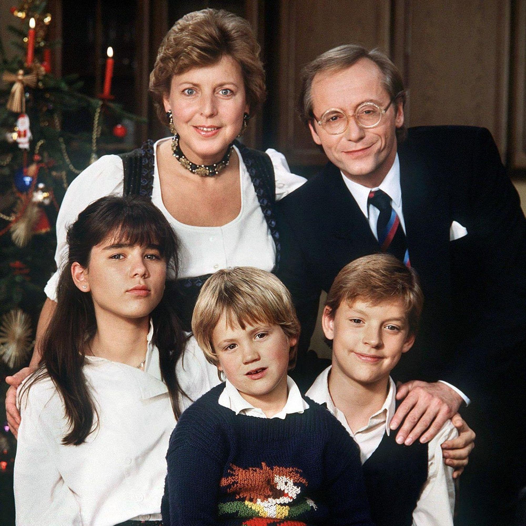 HANDOUT - 01.01.1985, Nordrhein-Westfalen, Köln: ARCHIV - Helga Beimer (Marie-Luise Marjan) mit ihrem ersten Mann Hans (Joachim Hermann Luger) und ihren Kindern (l-r) Marion (Ina Bleiweiß), Klausi (Moritz A. Sachs) und Benny (Christian Kahrmann). Seine berühmteste Rolle hatte er in der «Lindenstraße»: Christian Kahrmann. Am 19. Juni wird der Schauspieler, der als Benny Beimer in der «Lindenstraße» bekannt wurde, 50 Jahre alt. (zu dpa "Der Mann, der Benny Beimer war: Christian Kahrmann wird 50") Foto: -/WDR/dpa - ACHTUNG: Nur zur redaktionellen Verwendung im Zusammenhang mit der Berichterstattung "Der Mann, der Benny Beimer war: Christian Kahrmann wird 50" die Sendung und nur mit vollständiger Nennung des vorstehenden Credits +++ dpa-Bildfunk +++