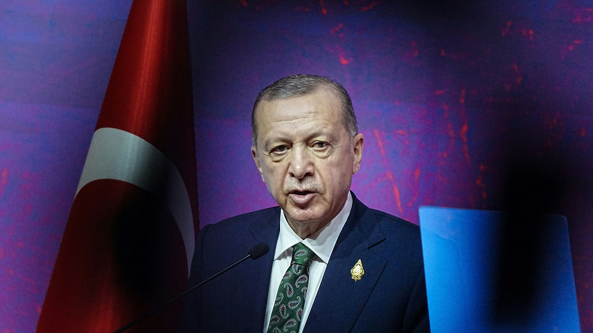 Der türkische Recep Tayyip Erdogan hat sich positiv über die Hamas geäußert, trotz der antisemitischen Positionen wird er in Berlin empfangen.