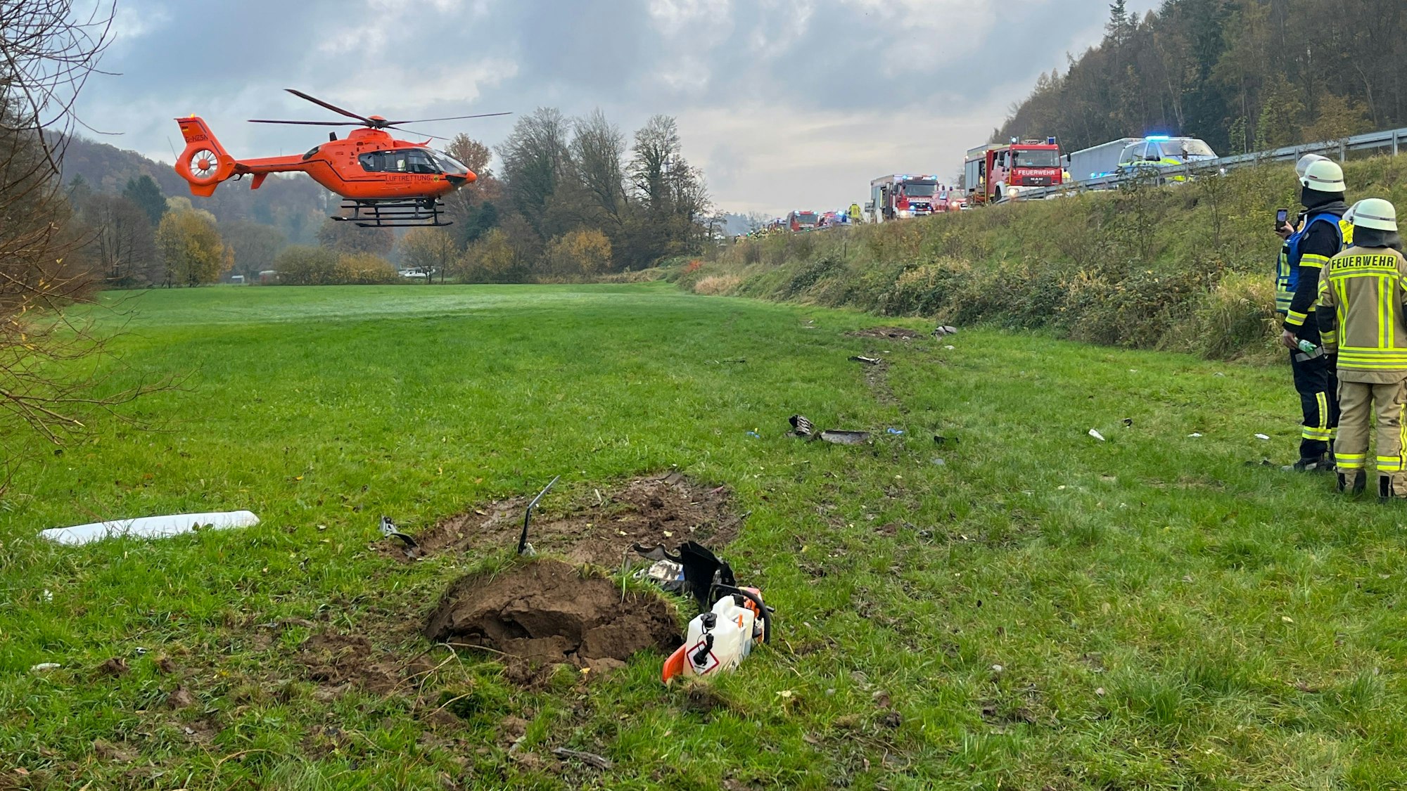 Der Rettungshubschrauber Christoph 3 war im Einsatz, flog aber ohne Patient wieder weg. Deutlich ist eine Einschlagstelle des BMW im Vordergrund zu erkennen.