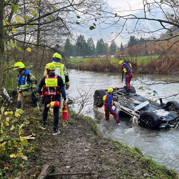 Rettungskräfte bergen ein Fahrzeug aus der Sülz.