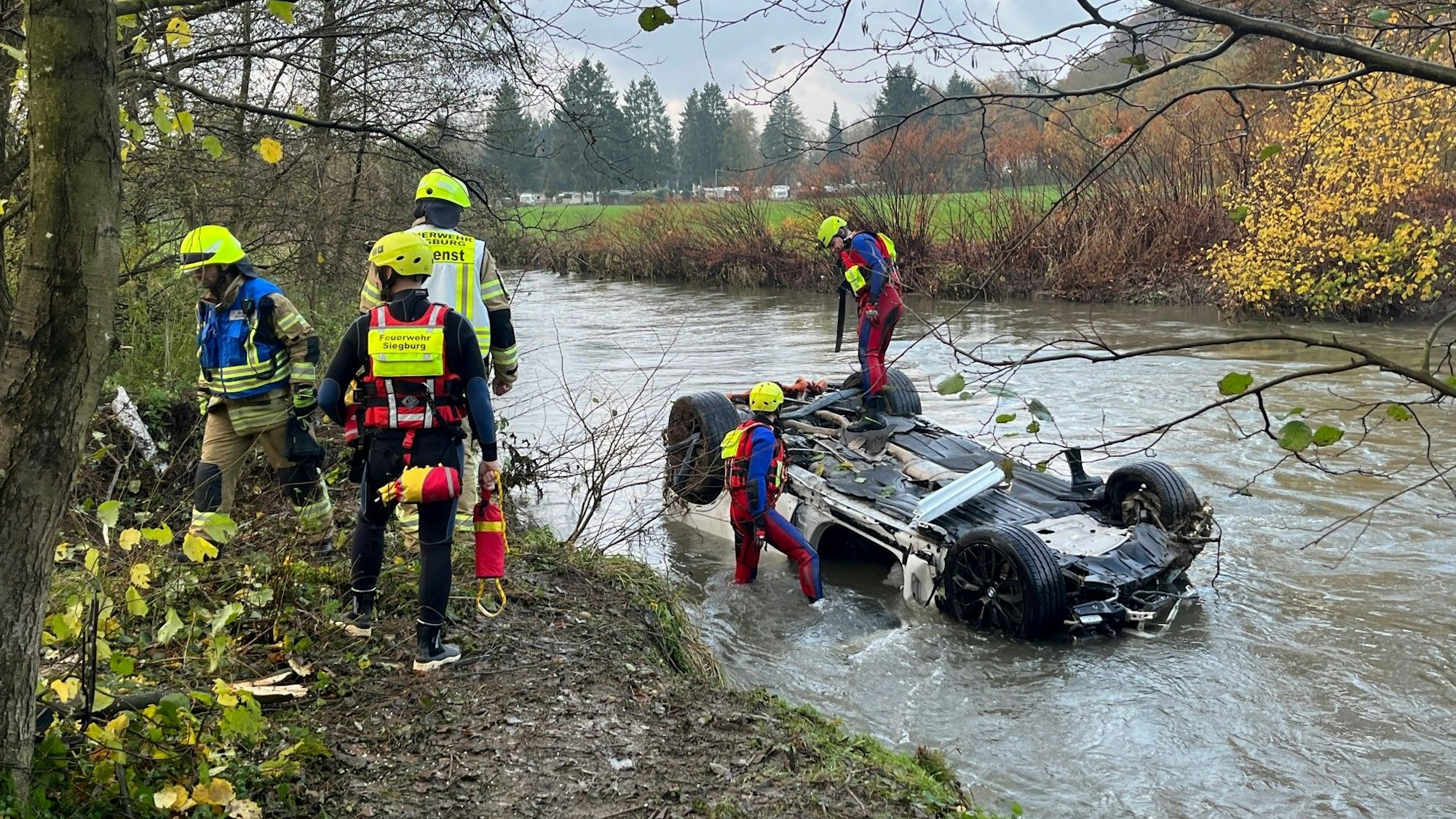 Ein Auto landete nach einem schweren Unfall auf der A3 bei Lohmar in der Sülz, die Strömungsretter waren damals mit im Einsatz.