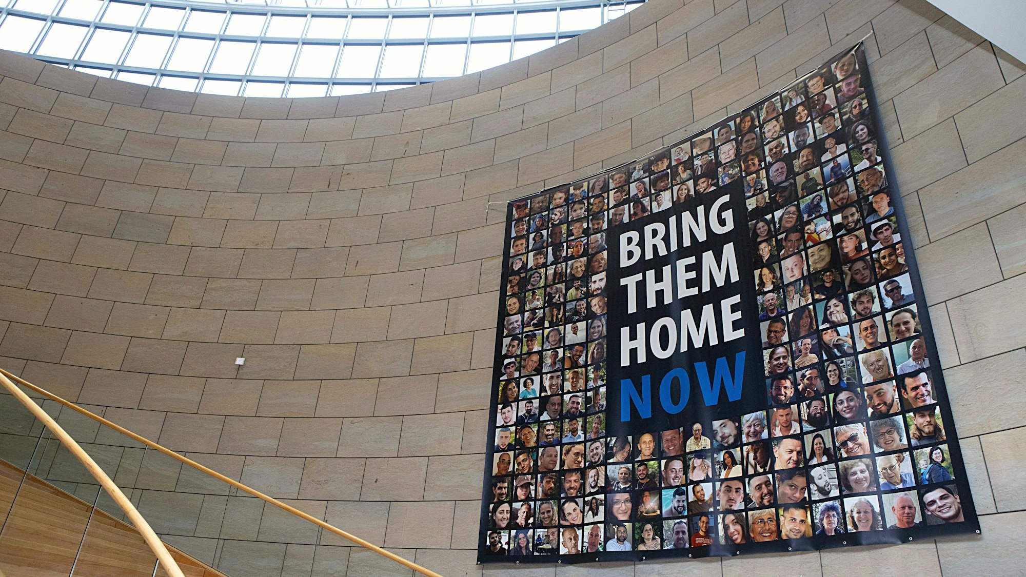 Ein Plakat, das Fotos der Hamas-Geiseln zeigt, hängt in der Bürgerhalle des Landtags.