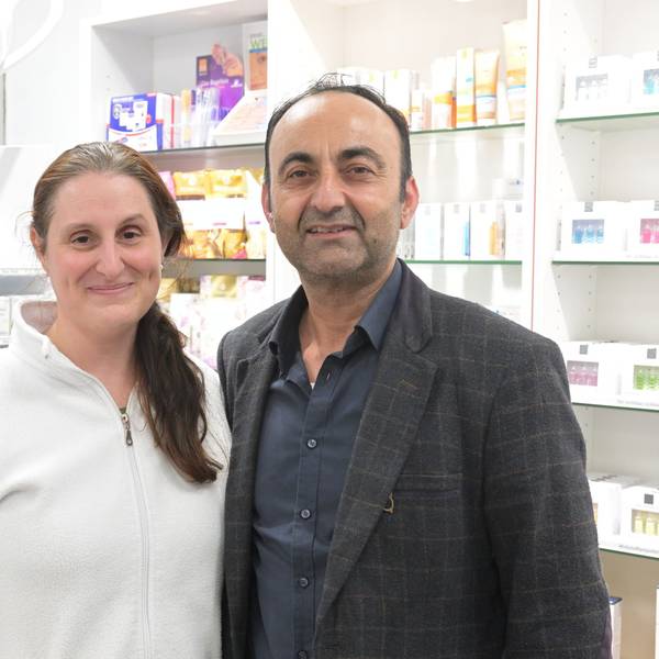 Isabel Hanisch-Alsultan und Azam Alsultan stehen nebeneinander vor einem Regal mit Medikamenten.