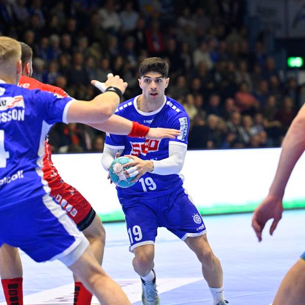 Gummersbachs Handballer Giorgi Tskhovrebadze in einer Spielsituation auf dem Handballfeld.