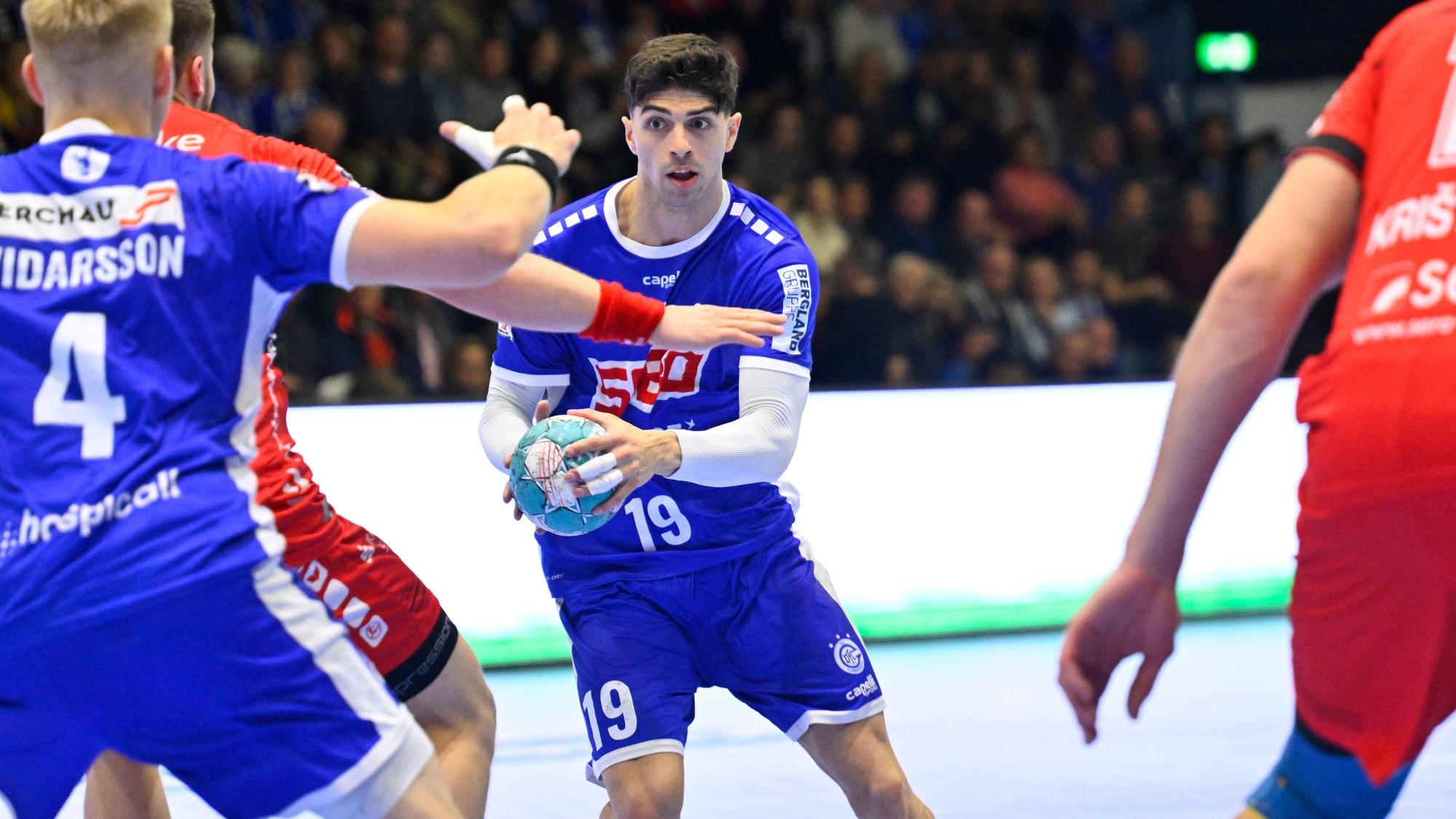 Gummersbachs Handballer Giorgi Tskhovrebadze in einer Spielsituation auf dem Handballfeld.