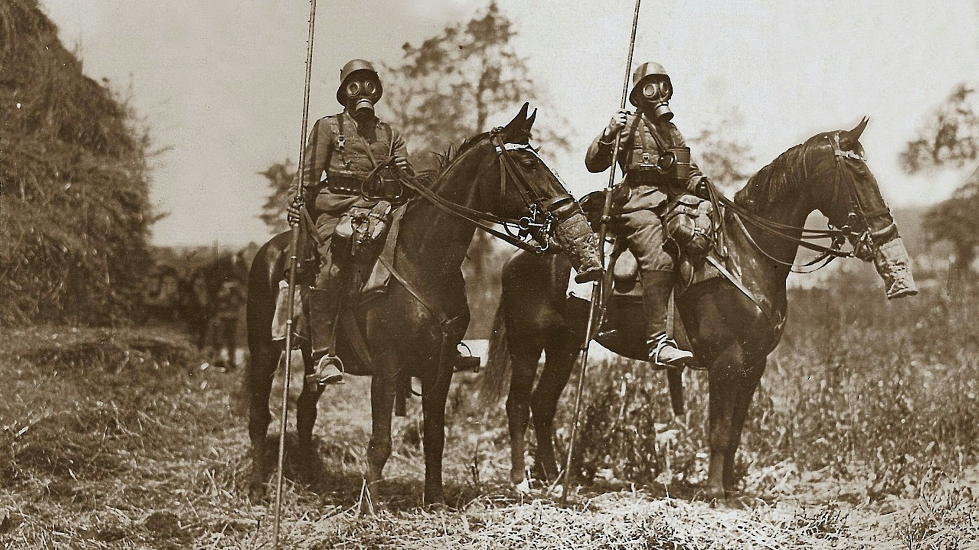 Deutsche Soldaten mit Gasmasken im Ersten Weltkrieg im Jahr 1918. Damals kam Chlorpikrin erstmals zum Einsatz. (Archivbild)