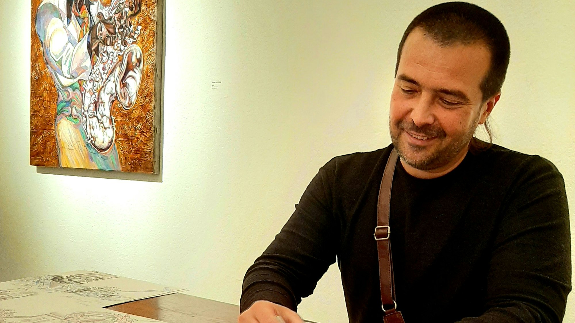 Roman Nogin ist Künstler aus der Ukraine, arbeitet unter anderem an einer Serie mit Jazz-Porträts und Bildern mit Bezug zum Jazz – und gastiert derzeit während der Leverkusener Jazztage im Erholungshaus, wo er seine Bilder ausstellt und im Foyer kkleine Zeichnungen für die Besucherinnen und Besucher anfertigt.