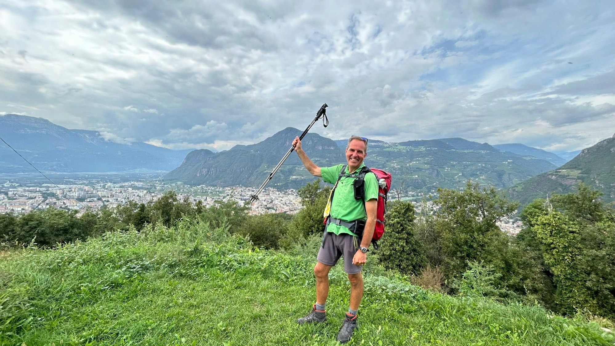 Stefan Wiemer erreicht nach seiner Wanderung Bozen.