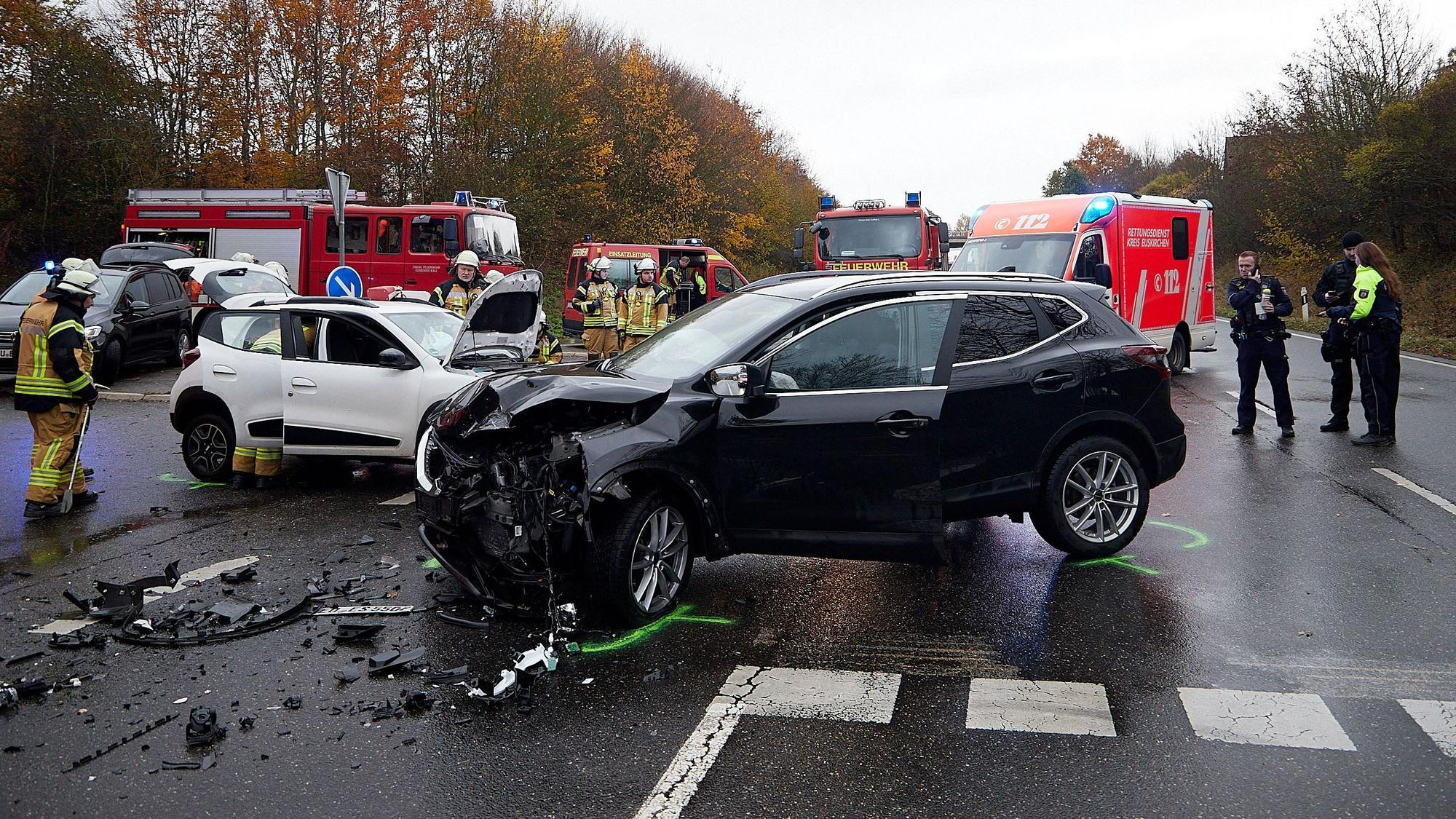 Die Unfallstelle mit den beiden zusammengestoßenen Autos. Feuerwehrfahrzeuge sichern den Kreuzungsbereich.