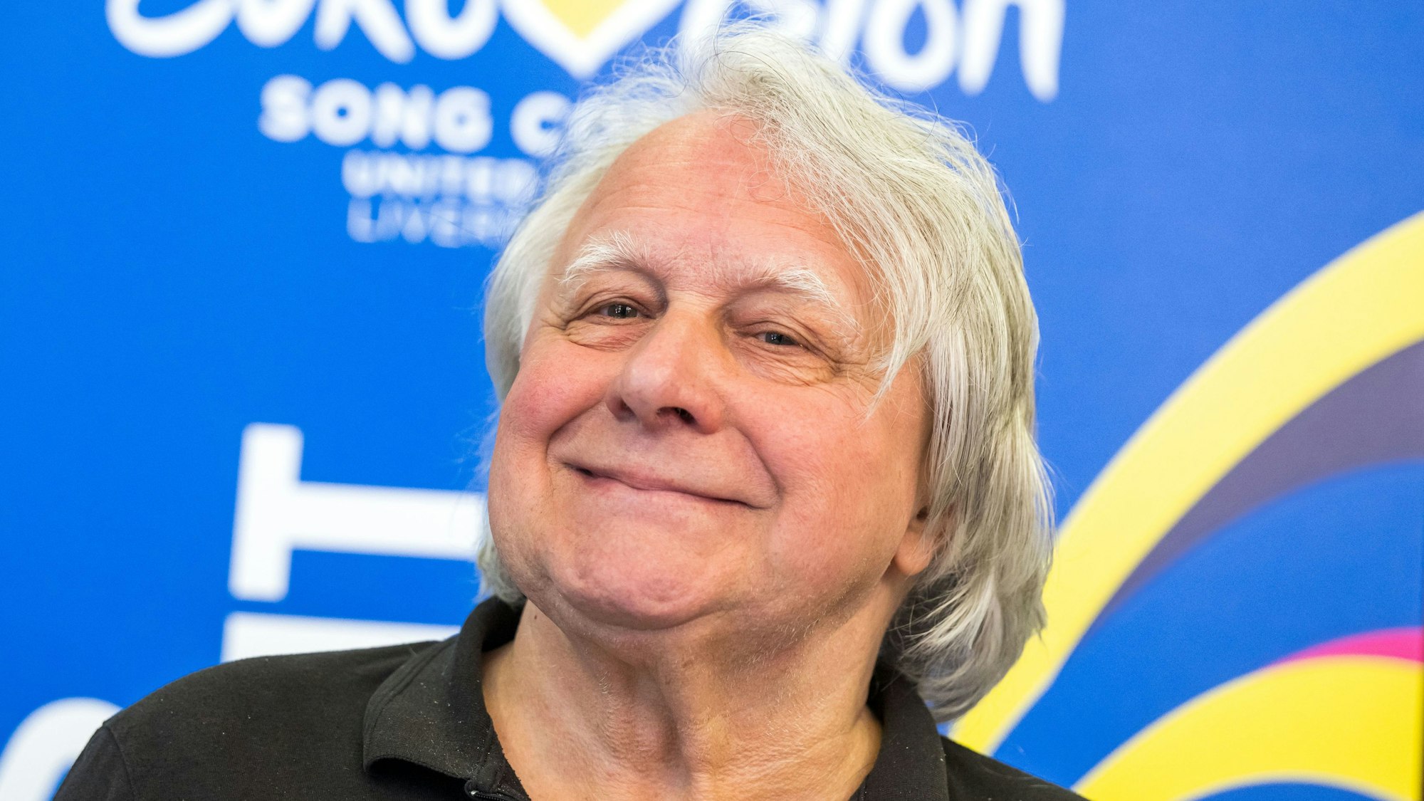 Musikexperte und Moderator Peter Urban schaut im Vorfeld des Eurovision Song Contest 2023 in Liverpool in die Kamera. Urban hatte zuvor Jan Böhmermann für seinen Blick auf den ESC kritisiert.