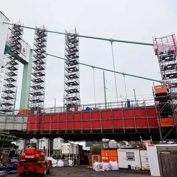 Das Bild zeigt die Großbaustelle der Mülheimer Brücke