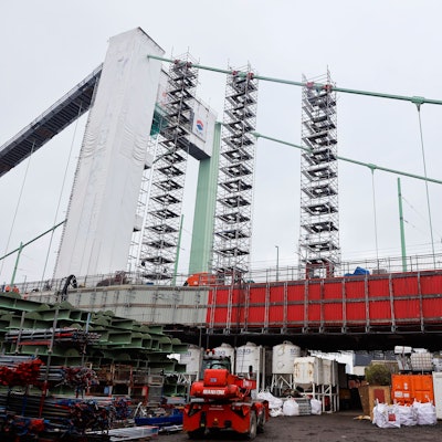 Das Bild zeigt die Großbaustelle der Mülheimer Brücke