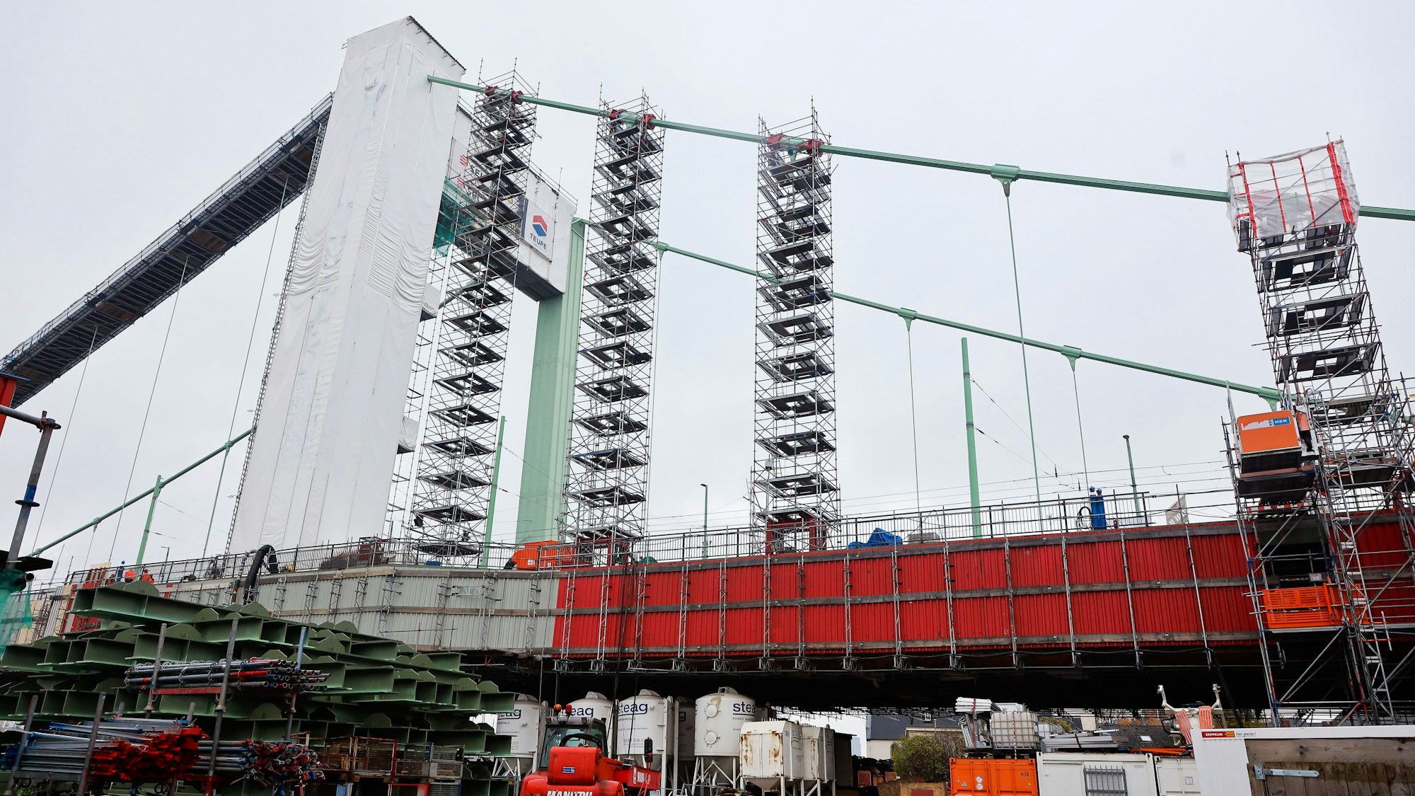 Das Bild zeigt die Großbaustelle der Mülheimer Brücke