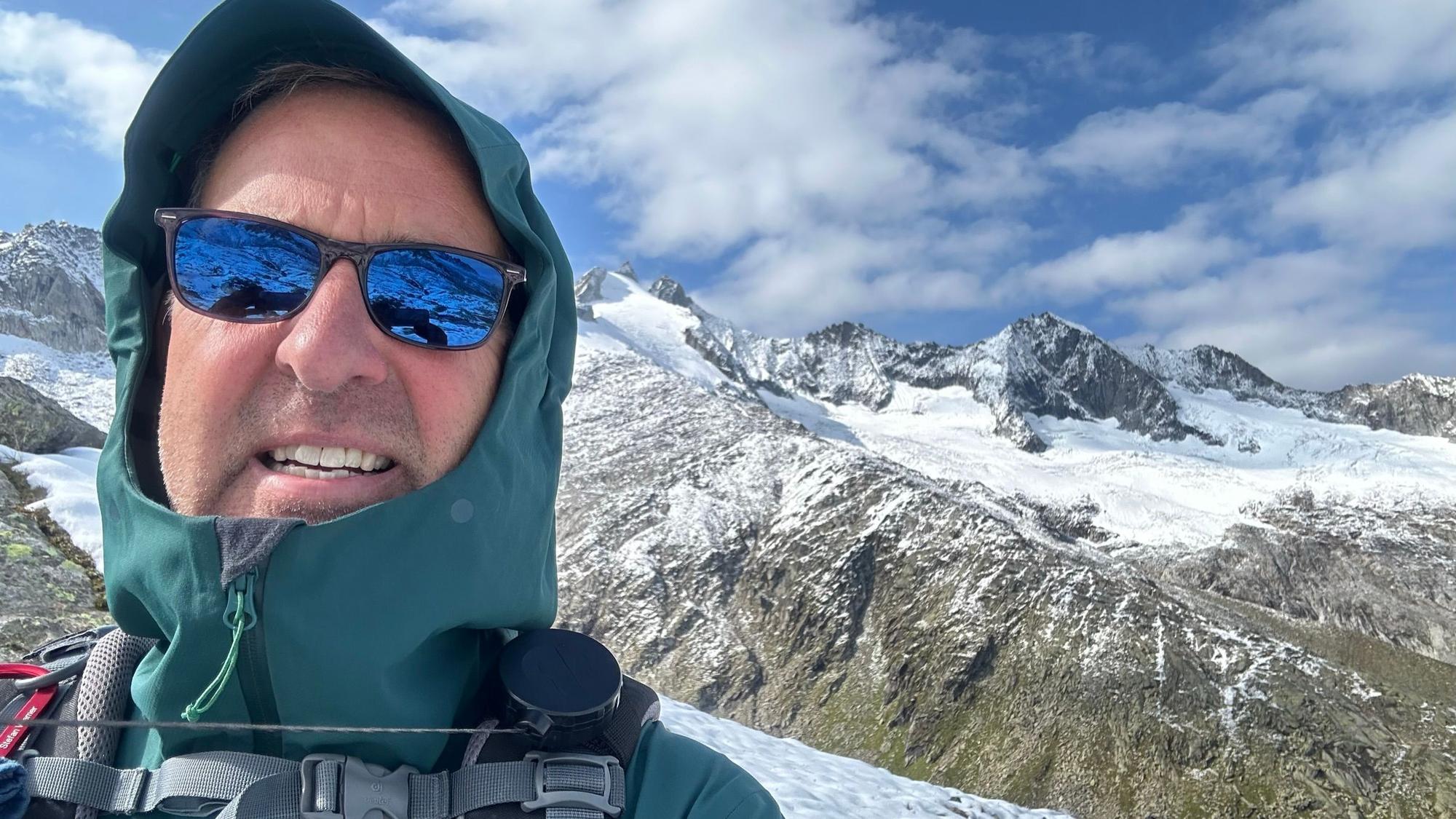 Stefan Wiemer mit Kapuze in den verschneiten Bergen.