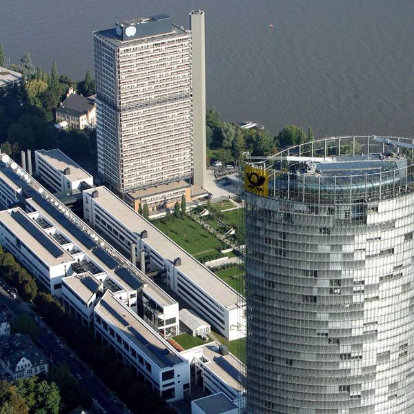 Der Posttower und der „Lange Eugen“ in der Bonner Rheinaue.