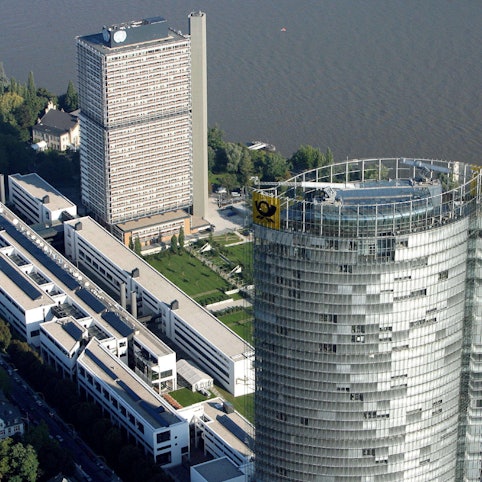 Der Posttower und der „Lange Eugen“ in der Bonner Rheinaue.