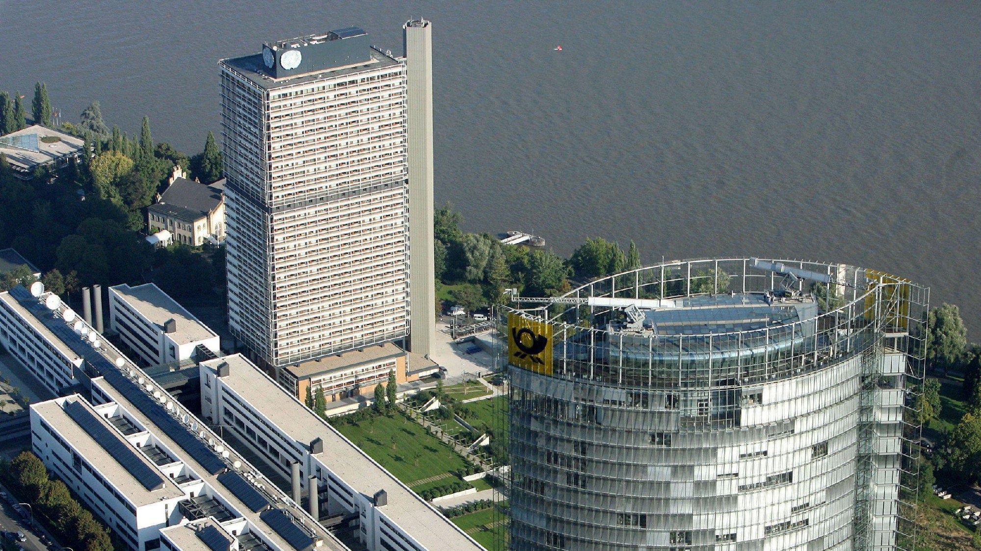 Der Posttower und der „Lange Eugen“ in der Bonner Rheinaue.