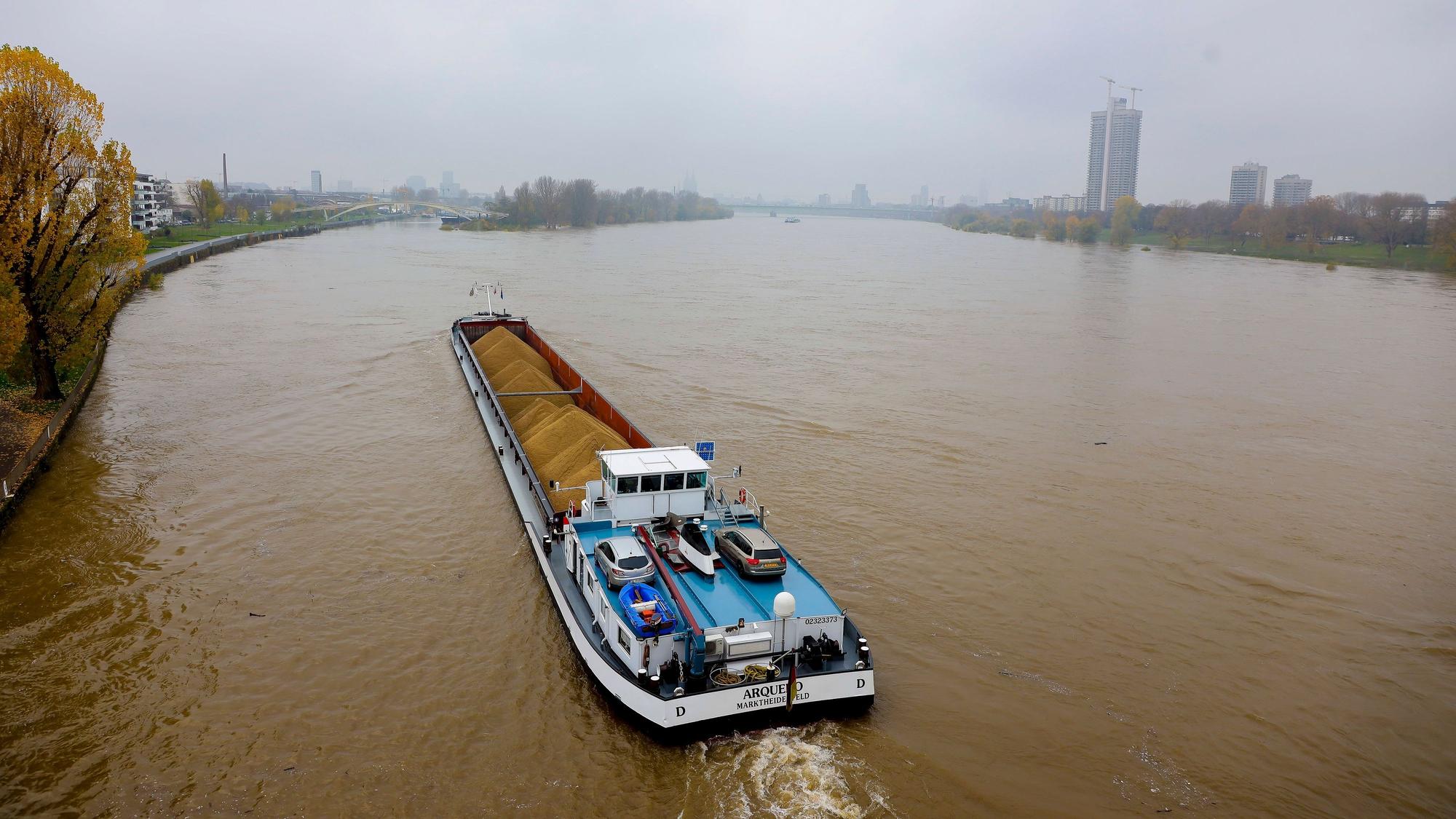 Ein Schiff fährt auf dem Rhein am Freitag bei einem Pegel von 6,20 Meter. Blick von der Mülheimer Brücke auf den Dom.
