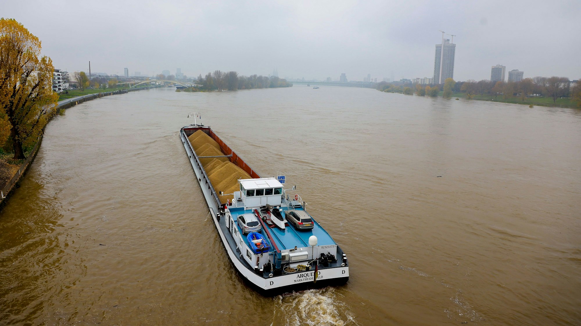 Ein Schiff fährt auf dem Rhein am Freitag bei einem Pegel von 6,20 Meter. Blick von der Mülheimer Brücke auf den Dom.