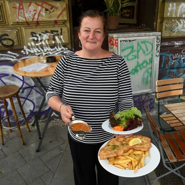 18.08.2020 Köln Maureen Wolf mit Zigeunerschnitzel bei Oma Kleinmann Zülpicher Straße
Foto: Csaba Peter Rakoczy