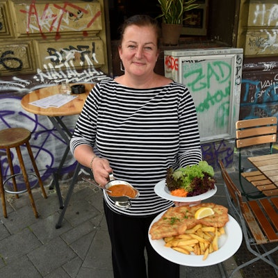 18.08.2020 Köln Maureen Wolf mit Zigeunerschnitzel bei Oma Kleinmann Zülpicher Straße
Foto: Csaba Peter Rakoczy