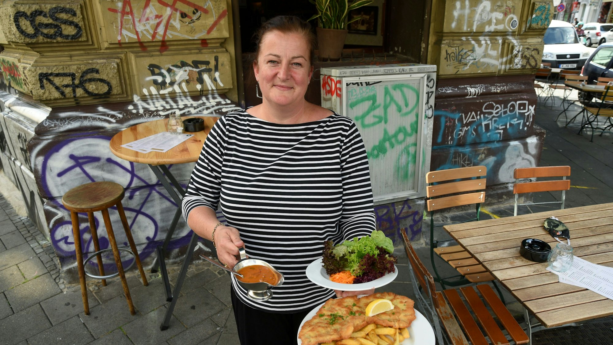 18.08.2020 Köln Maureen Wolf mit Zigeunerschnitzel bei Oma Kleinmann Zülpicher Straße
Foto: Csaba Peter Rakoczy
