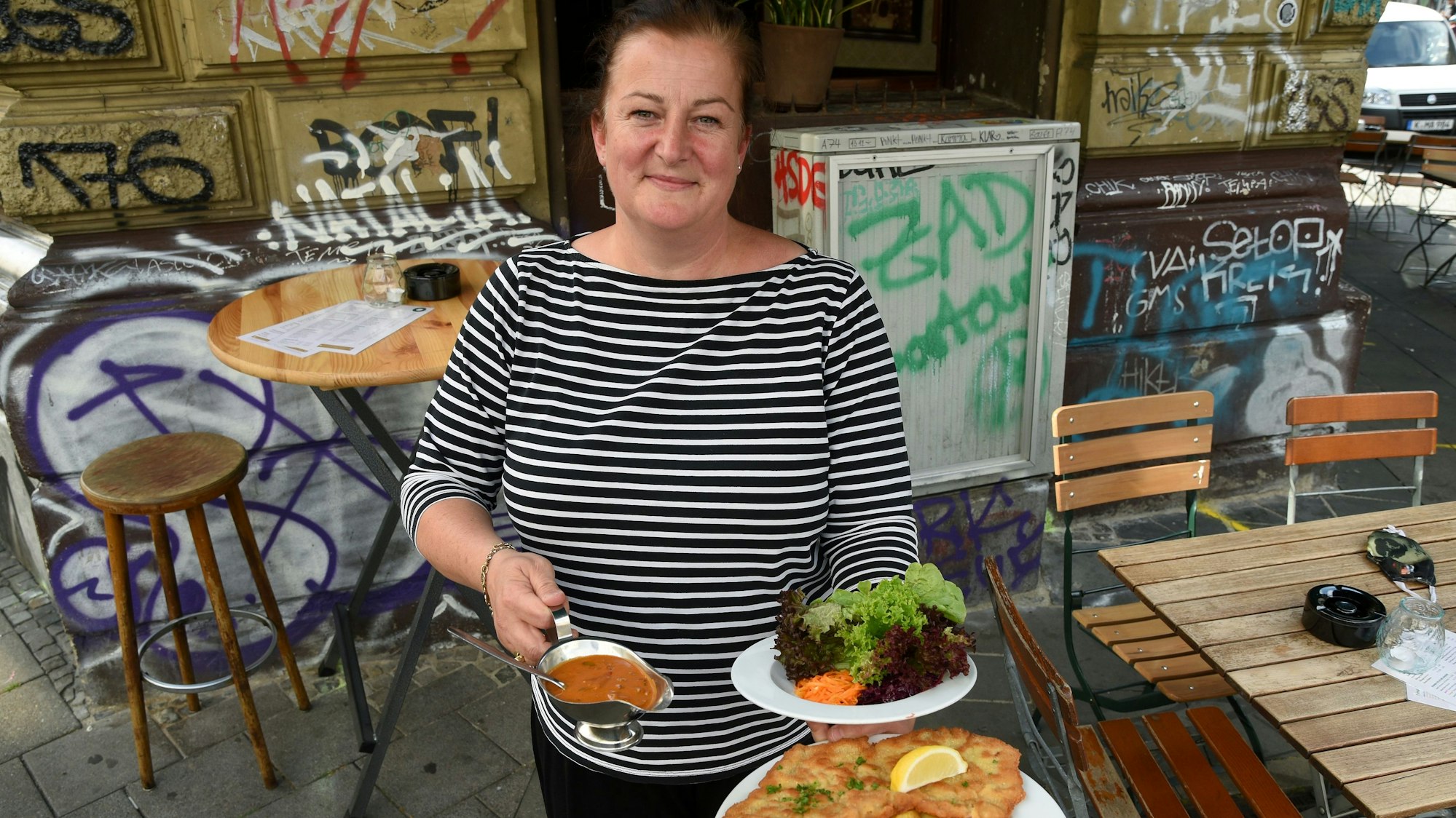Betreiberin Maureen Wolf vom Schnitzel-Lokal „Oma Kleinmann“ an der Zülpicher Straße (Archivfoto)